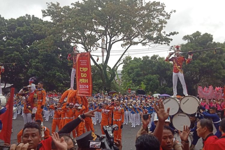 Grup Marching Band IPDN tampil memukau dalam acara perayaan Cap Go Meh 2023 di Padang, Minggu (5/2/2023).