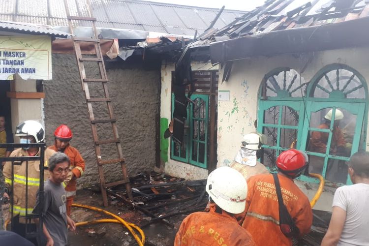 Sebuah rumah di Jalan Cipinang Muara 3, Klender, Duren Sawit, Jakarta Timur, hangus terbakar, Jumat (24/12/2021).