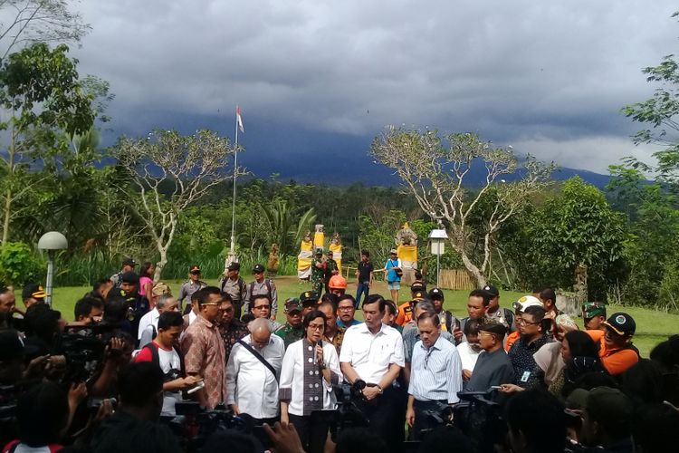 Menko Maritim Luhut Binsar Pandjaitan bersama Menkeu Sri Mulyani dan Gubernur BI Agus Martowardojo saat mengunjungi pos pemantauan Gunubg Agung di Rendang, Karangasem, Bali pada Jumat (22/12/2017).