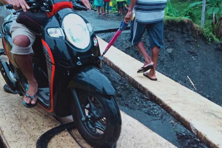 Salah satu jembatan yang rusak di Kecamatan Tehoru, Kabupaten Maluku Tengah kini bisa dilewati sepeda motor setelah diperbaiki secara darurat oleh Balai Pelaksana Jalan Nasional Maluku Maluku Utara, Senin (22/6/6.2020)