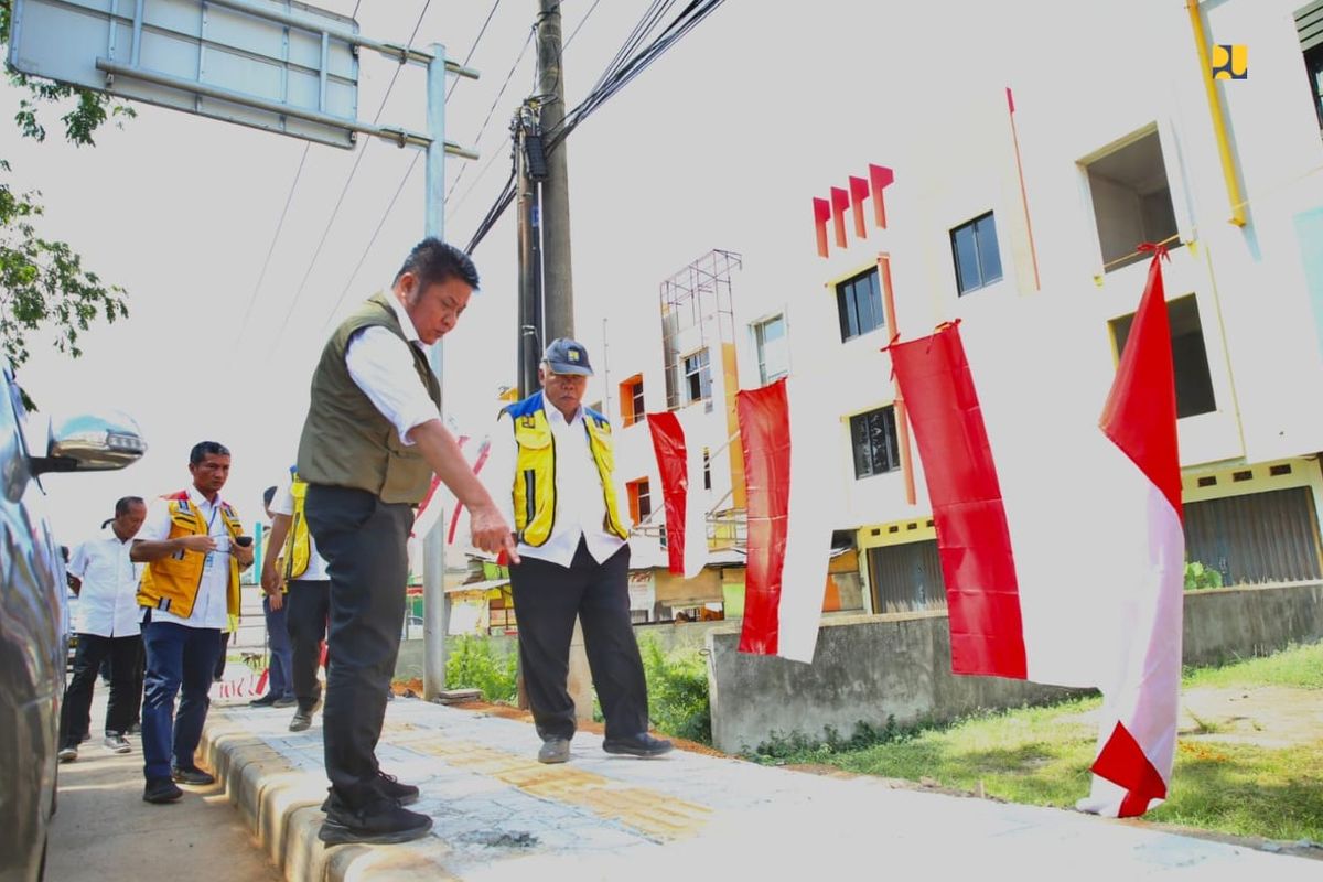 Menteri PUPR Basuki Hadimuljono meninjau progres preservasi Jalan Nasional Lintas Timur (Jalintim) Sumatera di Provinsi Sumatera Selatan (Sumsel), pada Jumat (11/08/2023).
