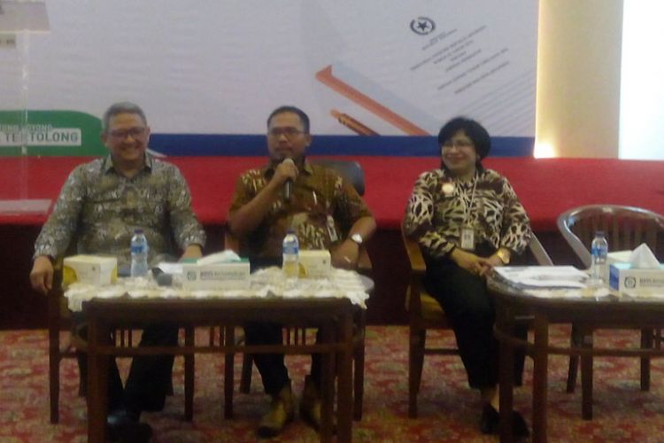 Deputi Direksi Bidang Kepesertaan BPJS Kesehatan, Bona Evita (kanan) memberikan keterangan terkait Peraturan Presiden (Perpres) Nomor 82 Tahun 2018 di kantornya, Cempaka Putih, Jakarta Pusat, Rabu (19/12/2018).