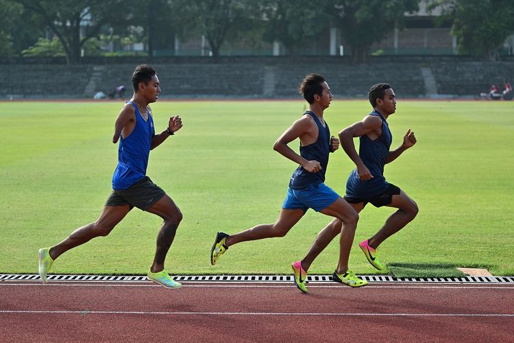 Para atlet berlatih dalam pemusatan latihan nasional (pelatnas) NPC Indonesia untuk ASEAN Para Games Kamboja 2023 di Stadion Sriwedari, Surakarta (11/05). NPC Indonesia/ Agung Wahyudi