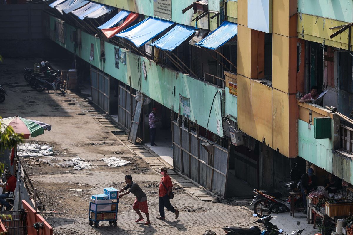 Pasar jaya tanah abang terlihat sepi di Jakarta Pusat, Sabtu (28/3/2020). Perumda Pasar Jaya memutuskan untuk menutup sementara Blok A, Blok B, dan Blok F dan hanya membuka Blok G, itu pun dibatasi hanya pedagang bahan pangan saja yang diperbolehkan berjualan. Penutupan sementara dilakukan untuk mencegah penyebaran virus corona tipe 2 (SARS-CoV-2) yang menyebabkan covid-19.