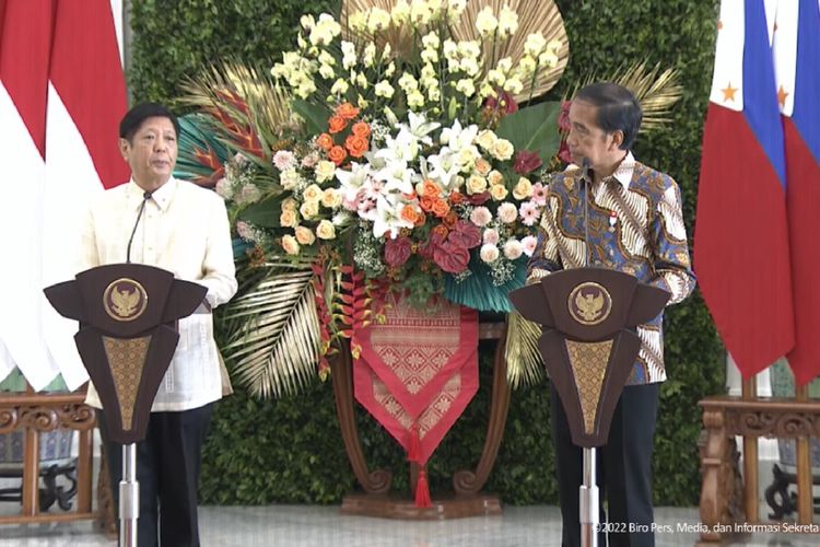 Presiden Joko Widodo dan Presiden Filipina Ferdinand Marcos Jr memberikan keterangan pers seusai pertemuan bilateral di Istana Bogor, Senin (5/9/2022).