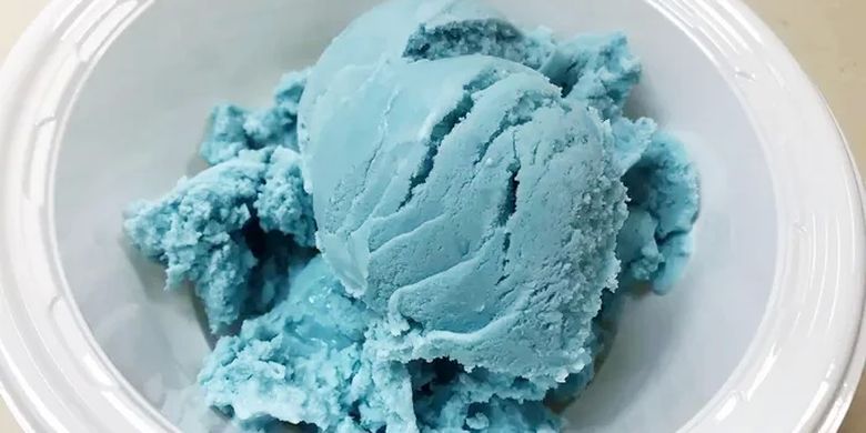 Es krim yang diwarnai menggunakan anthocyanin biru sian.