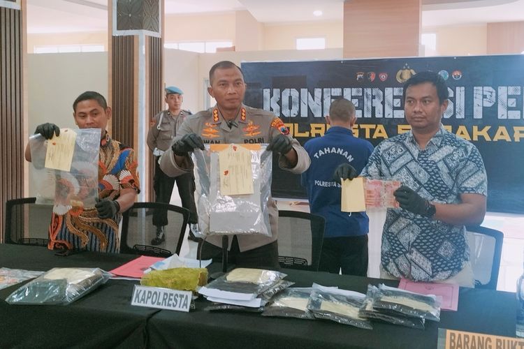 Kepolisian Resor Kota (Polresta) Solo, mengungkap kasus suami asal Gunungkidul, menjual isteri untuk berhubungan badan di Kota Solo, Jawa Tengah (Jateng).