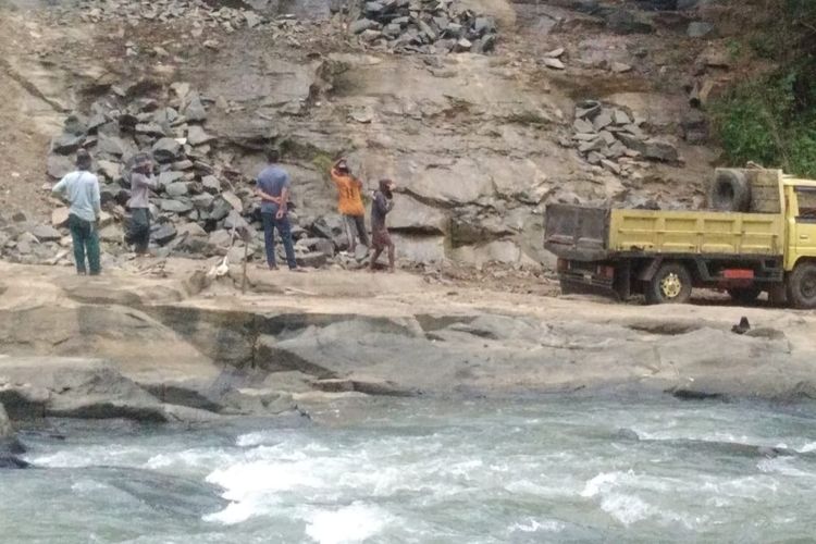 Suasana para penambang batu di lokasi Geo Wisata Leuwi Kenit, Sungai Cikarang, Desa Kadaleuman, Kecamatan Surade, Sukabumi, Jawa Barat, Sabtu (10/10/2020).