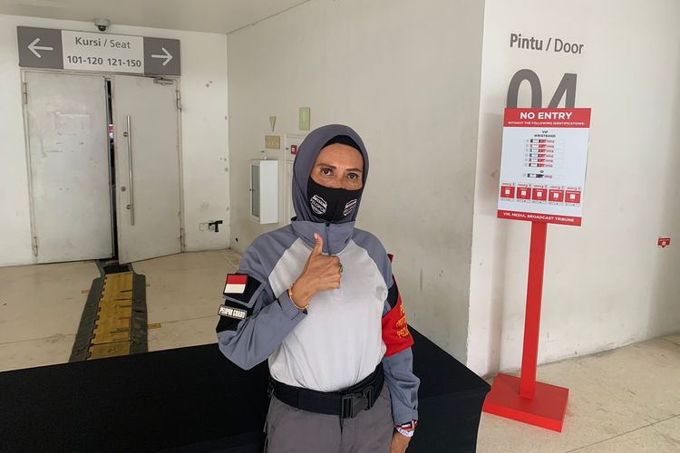Petugas keamanan di pintu masuk tribune penonton Indonesia Masters 2023 pada Selasa (24/1/2023).
