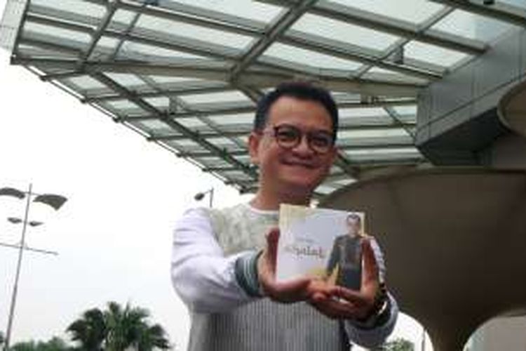 Hedi Yunus menunjukkan album religinya, yang berjudul Shalat, di Jakarta, Senin (13/6/2016).