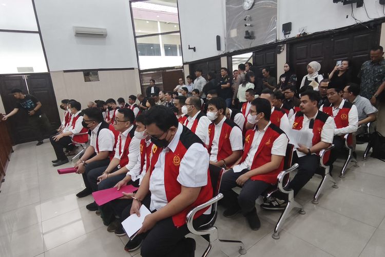 Ruang sidang utama Pengadilan Negeri (PN) Jakarta Selatan dipenuhi oleh terdakwa kasus pengamanan situs judi online oleh Kementerian Kondisi.