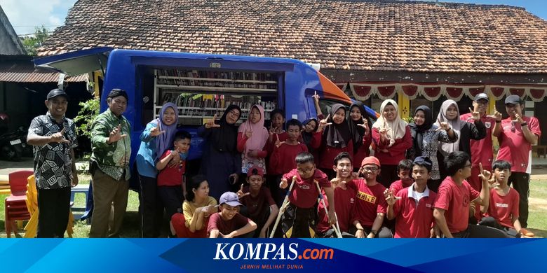 Setia Membawa Buku, Kisah Pak Ipong Mengemudikan Perpustakaan Keliling