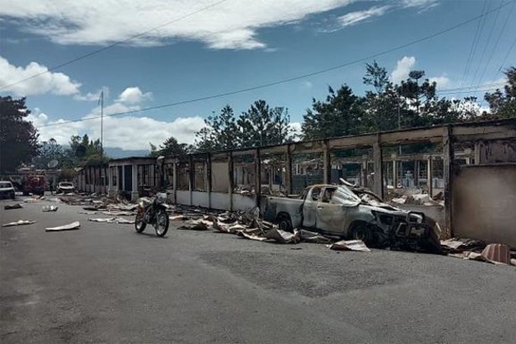 Puing-puing toko yang habis dibakar masa aksi ricuh di Wamena Senin (23/09) lalu 