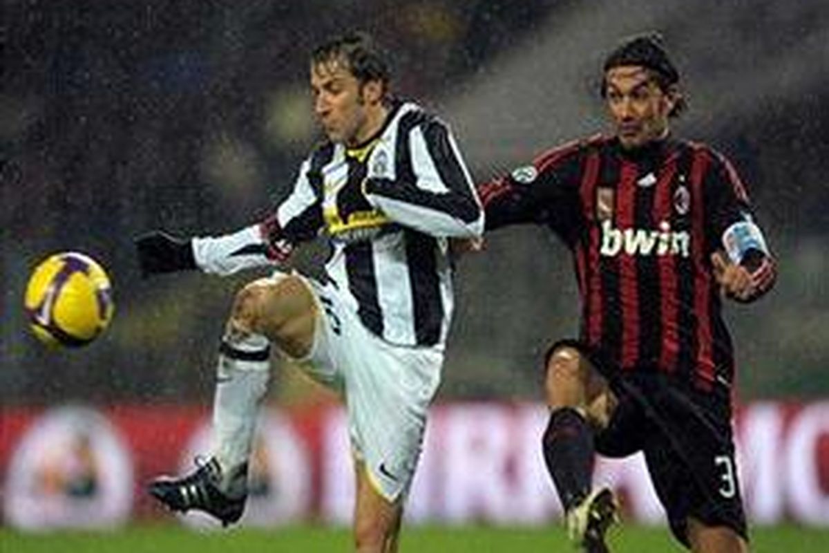 Kapten Juventus, Alessandro Del Piero (kiri), dan kapten AC Milan, Paolo Maldini, akan bersaing memimpin timnya sebaik mungkin.