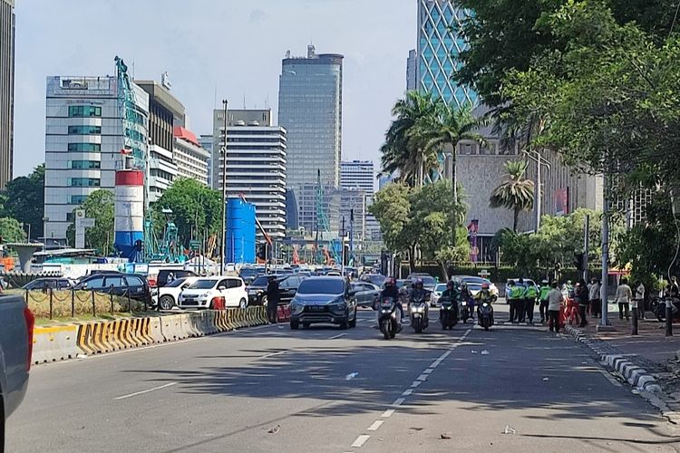 Demo oleh massa aksi dari Serikat Petani Indonesia dan Partai Buruh di kawasan Patung Kuda Arjuna Wijaya, Jakarta Pusat, dengan berbagai tuntutan, Sabtu (24/9/2022), telah selesai. Jalan Medan Merdeka Barat yang sebelumnya ditutup, kini mulai dibuka.