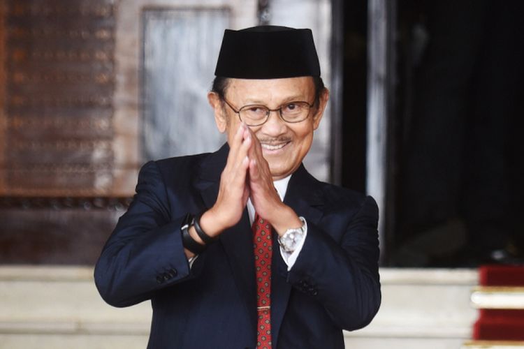 Mantan Presiden BJ Habibie menghadiri pembukaan Sidang Tahunan MPR Tahun 2017 di Kompleks Parlemen, Senayan, Jakarta, Rabu (16/8). Sidang tersebut beragendakan penyampaian pidato kenegaraan Presiden Joko Widodo tentang kinerja lembaga-lembaga negara. ANTARA FOTO/Akbar Nugroho Gumay/aww/17.
