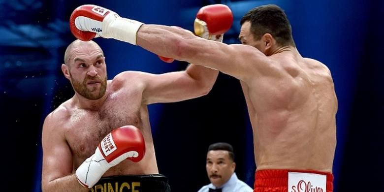 Tyson Fury (kiri) rebut juara dunia kelas berat dari Wladimir Klitschko lewat pertarungan ketat di Duesseldorf, Sabtu (28/11/2015). 