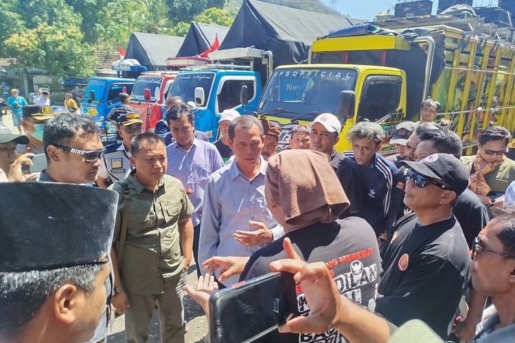 Sopir truk saat persiapan demo di Pelabuhan ASDP Ketapang Banyuwangi. 