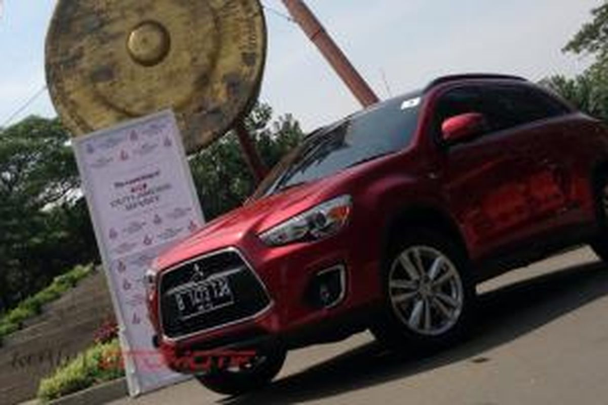 Tampil dengan desain lebih feminim, Outlander Sport coba buai konsumen wanita.