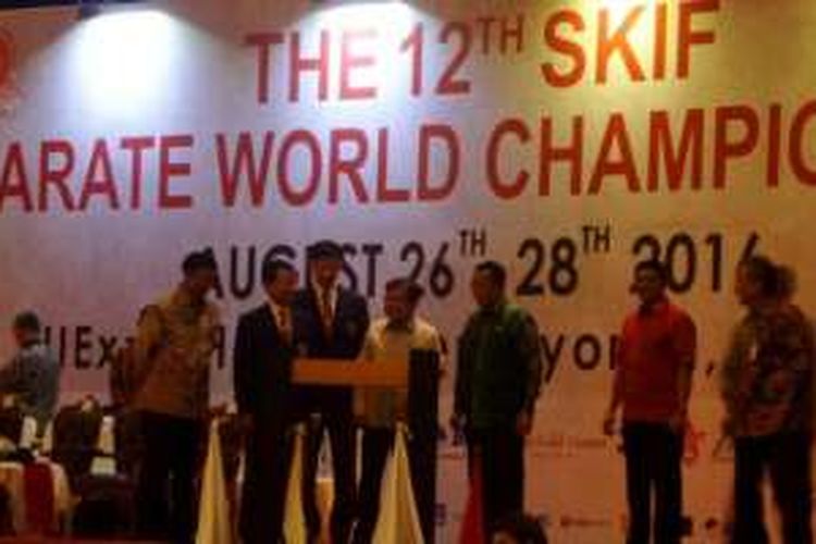 Menpora Imam Nahrawi saat mendampingi Wakil Presiden Jusuf Kalla membuka The 12Th SKIF Karate World Championship di JIEXPO Hall D2 Kemayoran Jakarta, Sabtu (27/8) 