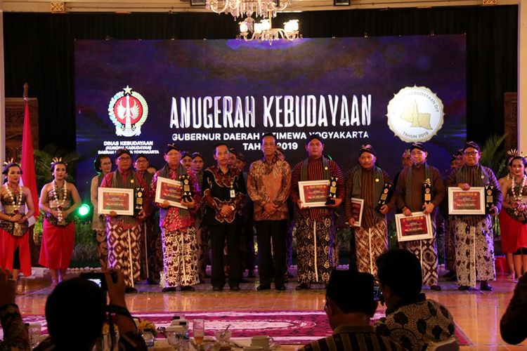 Rektor UII, Fathul Wahid (paling kanan) menerima piagam Anugerah Kebudayaan Gubernur DIY 2019