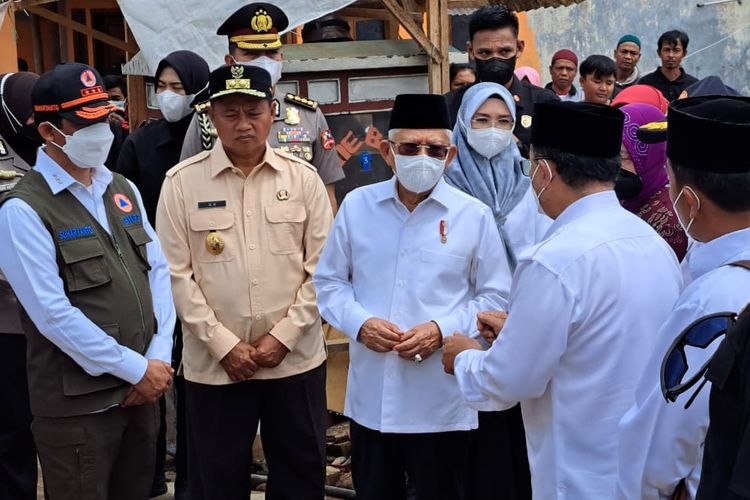 Wakil Presiden Ma'ruf Amin mengunjungi Kampung Gunung Lanjang, Desa Cijedil, Cianjur, Rabu (4/1/2022), kampung ini adalah salah satu wilayah terdampak gempa bumi pada 21 November 2022 lalu.