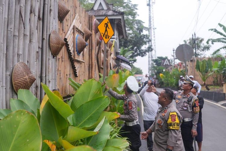 Tim Satlantas Polres Subang saat menyambangi Lembur Pakuan, kampung kediaman Dedi Mulyadi, Mantan Bupati Purwakarta.