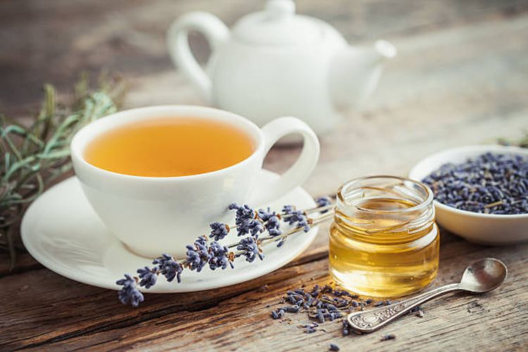 Ilustrasi teh lavender, minuman herbal yang membantu mengatasi insomnia.
