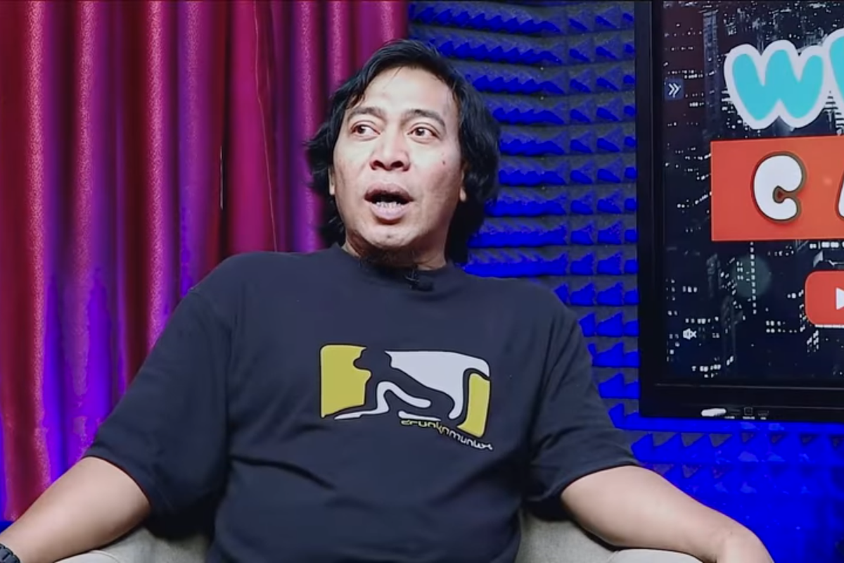 Komedian Komeng ketika membicarakan soal perkembangan kanal YouTube-nya dengan Abdel Achrian