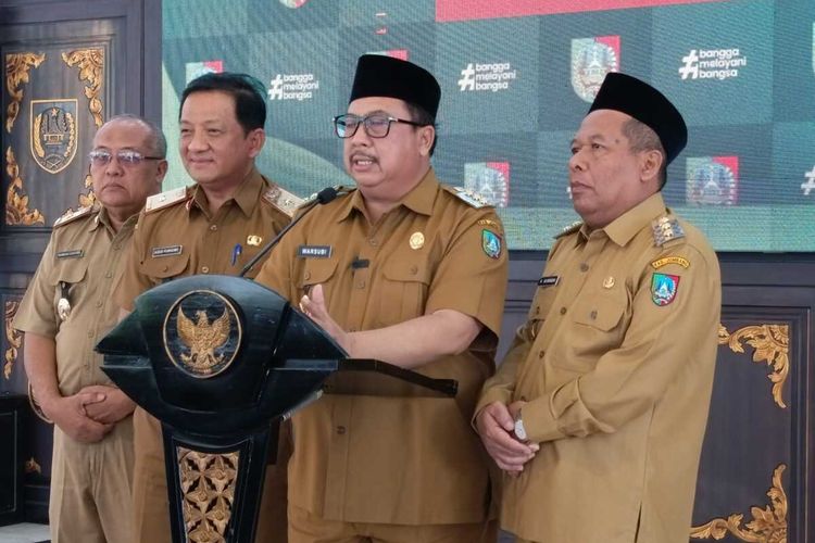 Bupati Jombang Warsubi (dua dari kanan), didampingi Wakil Bupati Salmanuddin Yazid (kanan) dan Sekdakab Jombang Agus Purnomo, menyampaikan keterangan pers terkait rencana mutasi pejabat, di Pendopo Kabupaten Jombang, Jawa Timur, Senin (8/9/2025).