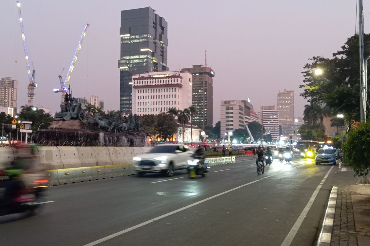Massa Demo BEM SI Bubarkan Diri, Jalan Medan Merdeka Barat Arah Harmoni Sudah Bisa Dilalui