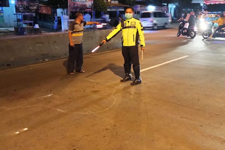 Anggota Satlantas Polres Semarang melakukan olah TKP terjadinya kecelakaan.