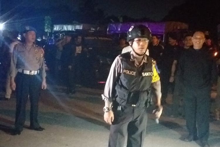 Kapolresta Pekanbaru Kombes Pol Susanto memimpin kegiatan pengamanan dan penyisiran pasca tawuran dua kelompok pemuda di kawasan Jembatan Siak IV, Kelurahan Meranti Pandak, Kecamatan Rumbai Pesisir, Pekanbaru, Riau, Kamis (16/5/2019). 