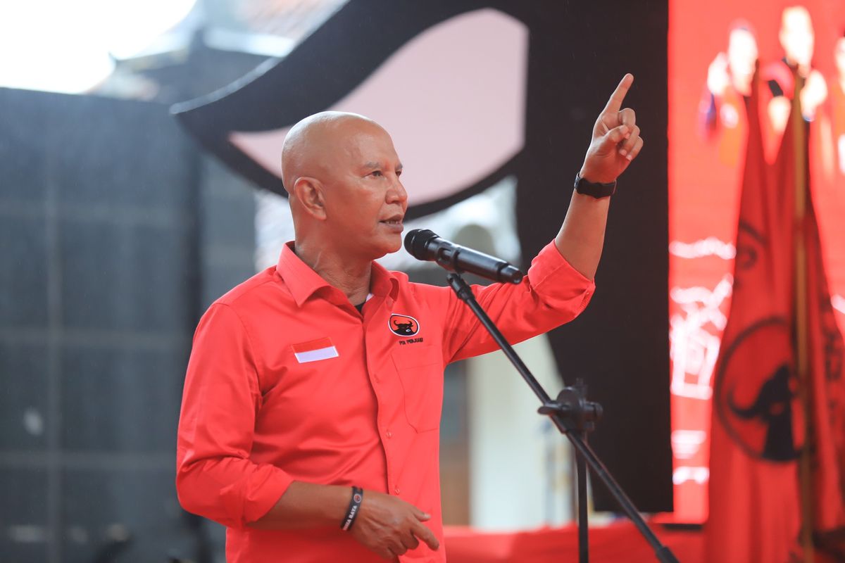 Pelaksana Tugas (Plt) Ketua Dewan Pengurus Daerah (DPD) Partai Demokrasi Indonesia Perjuangan (PDIP) Jawa Timur (Jatim) Said Abdullah saat melantik Dewan Pimpinan Cabang (DPC) Banteng Muda Indonesia (BMI) se-Jatim di Gedung Kesenian Padepokan Reyog, Kabupaten Ponorogo, Jatim, Minggu (26/2/2023). (Dok. PDIP)