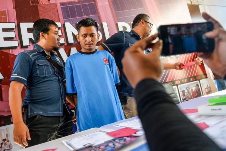 Keterangan gambar,Pegi Setiawan (tengah) dihadirkan pada konferensi pers yang digelar di Gedung Ditreskrimum Polda Jabar, Bandung, Jawa Barat, Minggu (26/5)