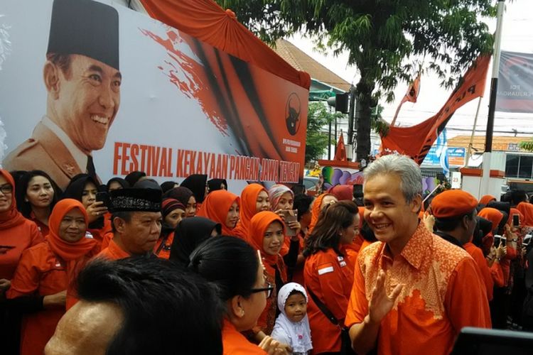 Gubernur Jateng Ganjar Pranowo menyapa masyarakat saat menghadiri rapat konsolidasi tiga pilar partai di kantor DPD PDIP Jateng, Kamis (9/11/2017). Meski disebut-sebut kandidat terkuat sebagai cagub dari PDIP, Ganjar tetap merendah. 