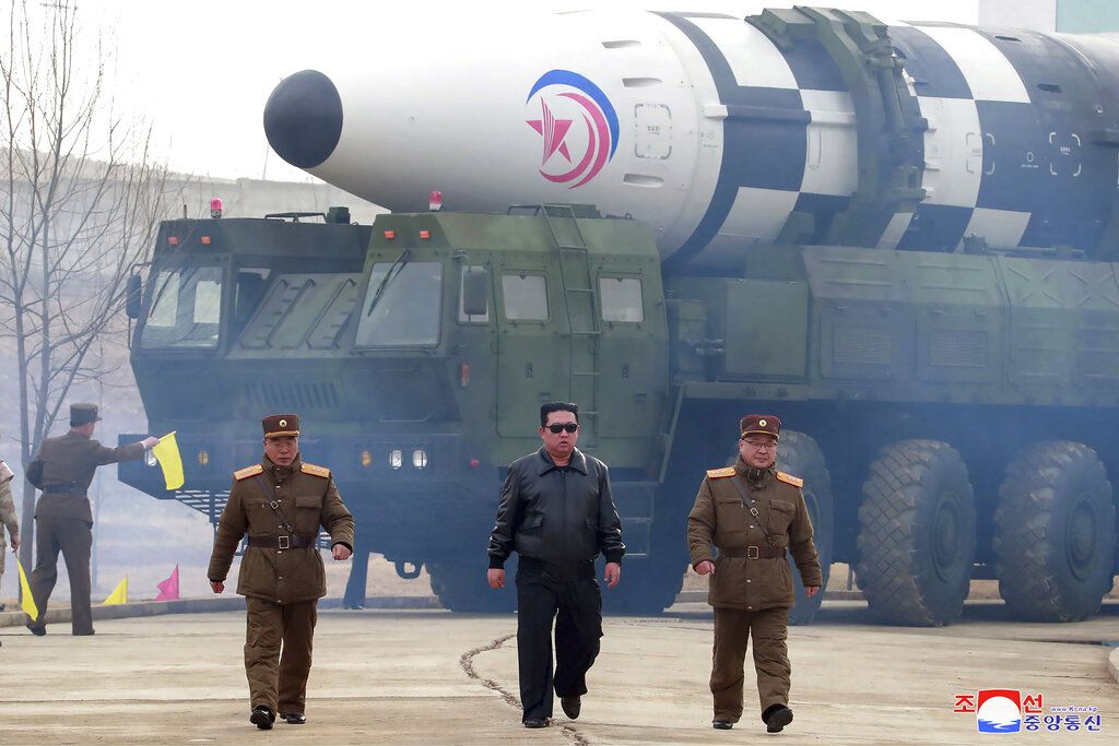 Kim Jong Un Awasi Latihan Peluncuran ICBM Berbahan Bakar Padat Terkuat di Korea Utara