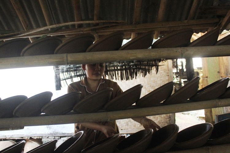 Rani Anjani (22), perajin gerabah asal Cianjur, Jawa Barat, sedang menata cobek-cobek yang dibuatnya. Rani bertekad meneruskan usaha keluarganhya yang diwariskan secara turun temurun ini.