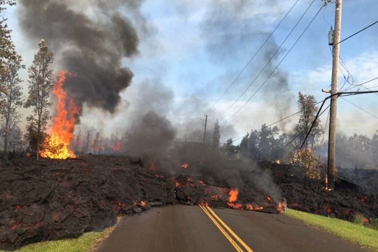 Badan Survei Geologi AS merilis foto lava dari Gunung Kilauea di Jalan Hookapu, Leilani Estates, Hawaii, pada Sabtu (5/5/2018). (AFP)