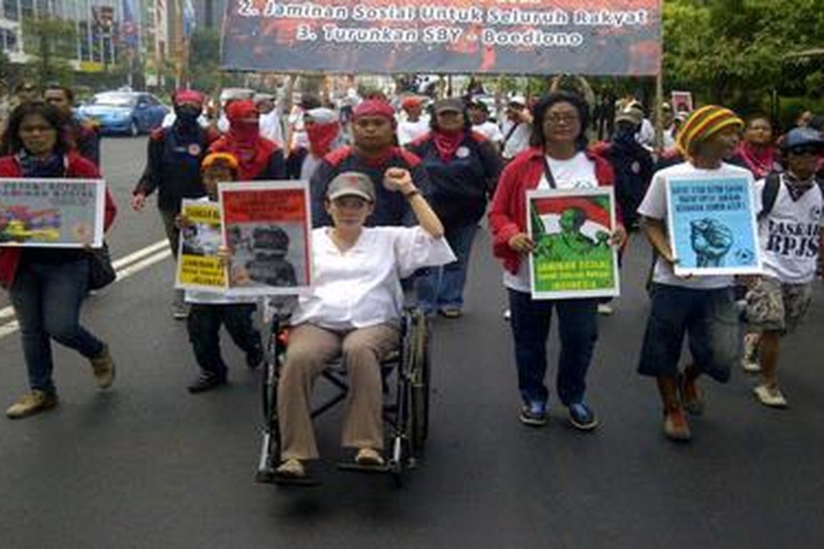 Ilustrasi: Meski harus duduk di kursi roda, anggota DPR dari PDI Perjuangan Rieke Dyah Pitaloka tetap turun ke jalan bersama ratusan perempuan, Minggu (23/10/2011). Mereka menuntut segera disahkannya RUU BPJS dengan berjalan kaki dari Bundaran Hotel Indonesia menuju Istana.