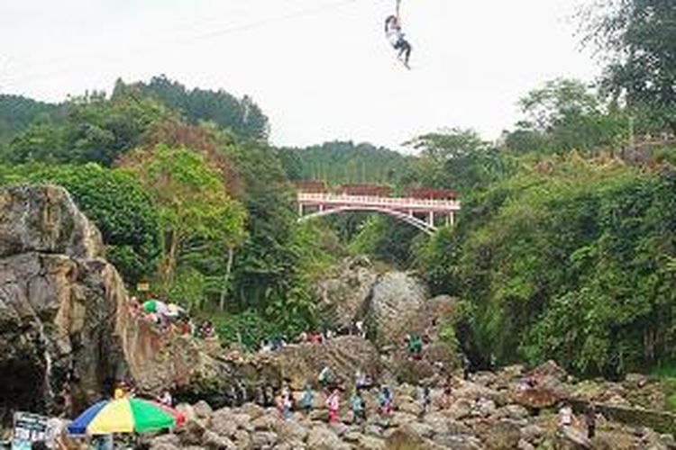 Situasi Lokawisata Baturaden di Kabupaten Banyumas, Jawa Tengah, Sabtu (15/3/2014), masih dipadati wisatawan. Aktivitas wisata di sekitar lereng Gunung Slamet masih normal kendati status gunung tertinggi di Jawa Tengah itu ditetapkan Waspada (level II). Pengelola masih membuka obyek wisata karena obyek wisata tersebut berada di luar kawasan radius bahaya.