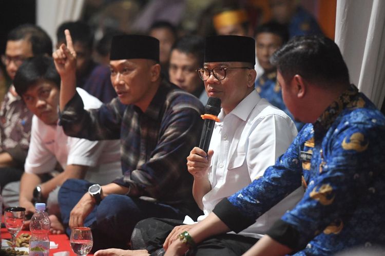 Menteri Desa, Pembangunan Daerah Tertinggal (Mendes PDT) Yandri Susanto dalam acara Sarasehan bersama Penjabat (Pj) Gubernur Sulawesi Selatan (Sulsel) Zudan Arif Fakhrulloh saat menginap di salah satu rumah warga Desa Biringala, Kecamatan Barombong, Kabupaten Gowa, Provinsi Sulsel, Senin (18/11/2024).