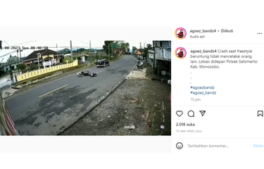 Tangkapan layar unggahan video yang memperlihatkan pengendara motor gagal melakukan aksi standing hingga akhirnya terjatuh di depan kantor polisi.