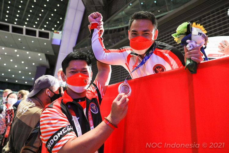 Lifter Indonesia Eko Yuli Irawan peraih medali perak kelas 61 kg angkat besi putra Olimpiade Tokyo 2020 merayakan keberhasilan bersama Ketua National Olympic Committee (NOC) Indonesia, Raja Sapta Oktohari.