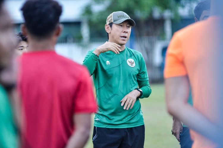 Pelatih Timnas Indonesia Shin Tae-yong memimpin latihan skuad Garuda Senin (19/9/2022) di Stadion Persib, Sidolig, Bandung jelang laga FIFA Match Day antara Indonesia vs Curacao. Terkini, Shin Tae-yong ditugaskan mendampingi pemusatan latihan timnas U20 Indonesia di Jakarta mulai 1 Februari 2023. Pemusatan latihan ini digelar sebagai persiapan menyambut Piala Asia U20 2023 di Uzbekistan.