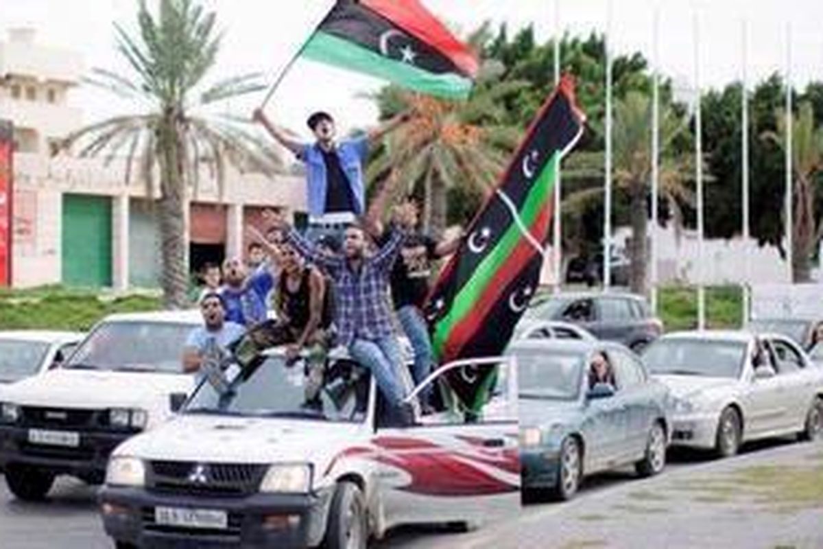 Warga memenuhi jalan di Tripoli, Ibu Kota Libya, menyusul berita penangkapan Kahdafi, Kamis (20/10/2011).