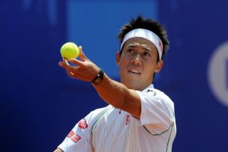 Petenis Jepang Kei Nishikori melakukan servis saat menghadapi Ernests Gulbis dari Latvia pada babak semifinal Barcelona Open, Sabtu (26/4/2013). Nishikori menang 6-2, 6-4.