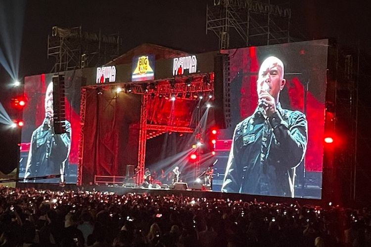 Ahmad Dhani saat menyanyikan lagu “Sedang Ingin Bercinta” di Big Bang Festival 2023  hari terakhir, di JIEXPO Kemayoran, Jakarta Pusat, Senin (1/1/2023). 