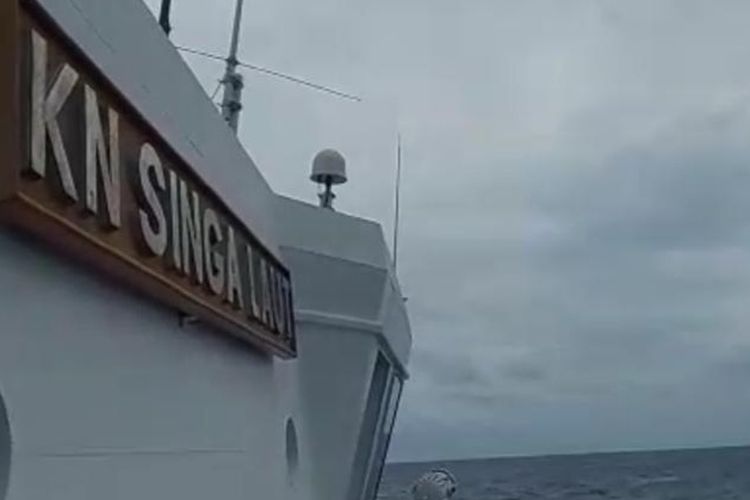 The Indonesian Maritime Security Agency (Bakamla) patrol ship KN Singa Laut-402 has issued a warning to the Greek-flagged tanker following loitering activities in Maluku waters on Friday, April 16. 