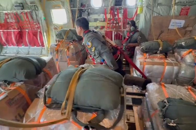 TNI Angkatan Udara mendistribusikan 20 bundle bantuan logistik ke wilayah yang terdampak bencana banjir dan tanah longsor di Kabupaten Aceh Tamiang menggunakan payung Low Cost Low Altitude (LCLA), Selasa (2/12/2025).